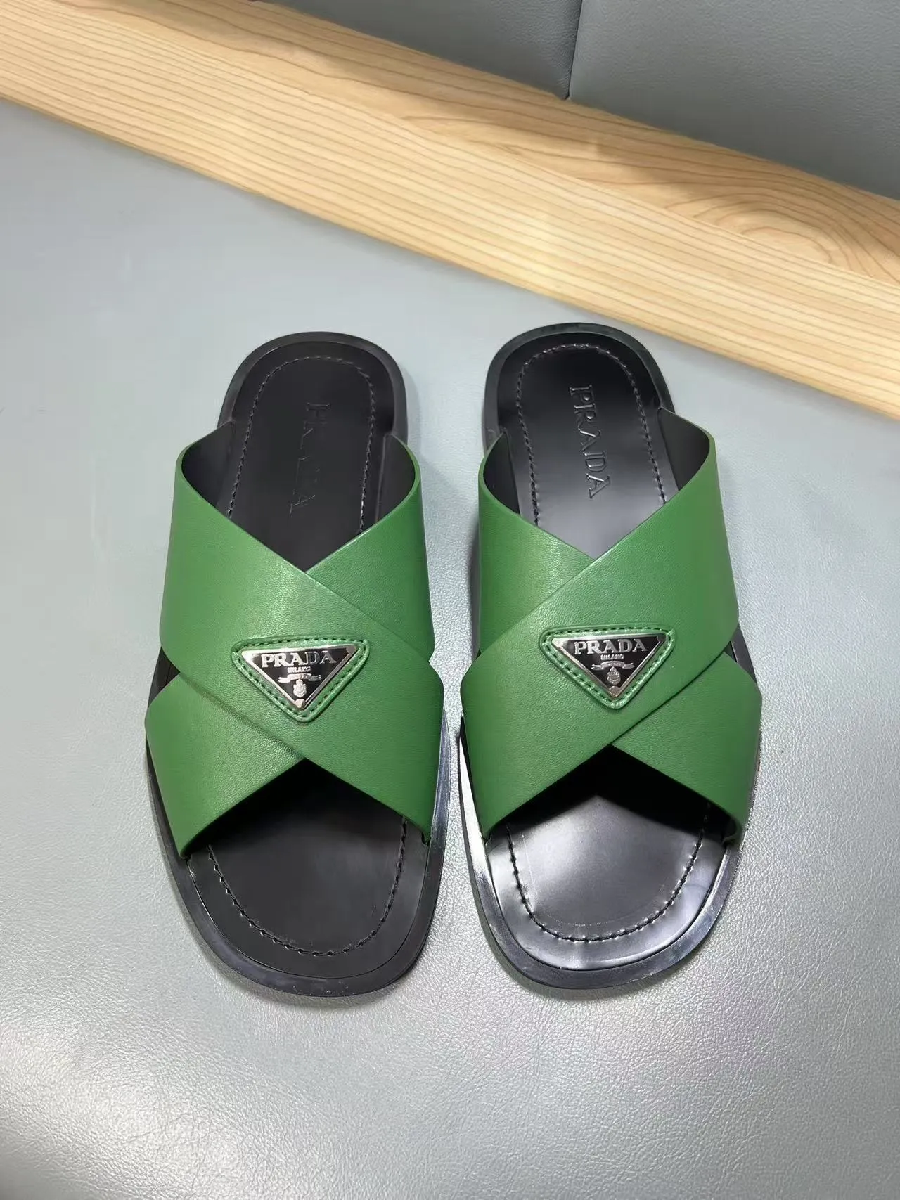 340💰PRADA Prada’s latest slippers are synchronized with the official website. This slipper is made of the brand’s unique and iconic Saffiano leather. The brand logo jumps out from the double straps, and the brand style is clearly visible. Cowhide gives men elegant charm and functional design, making it an ideal choice for vacation and leisure. Size:38-45
